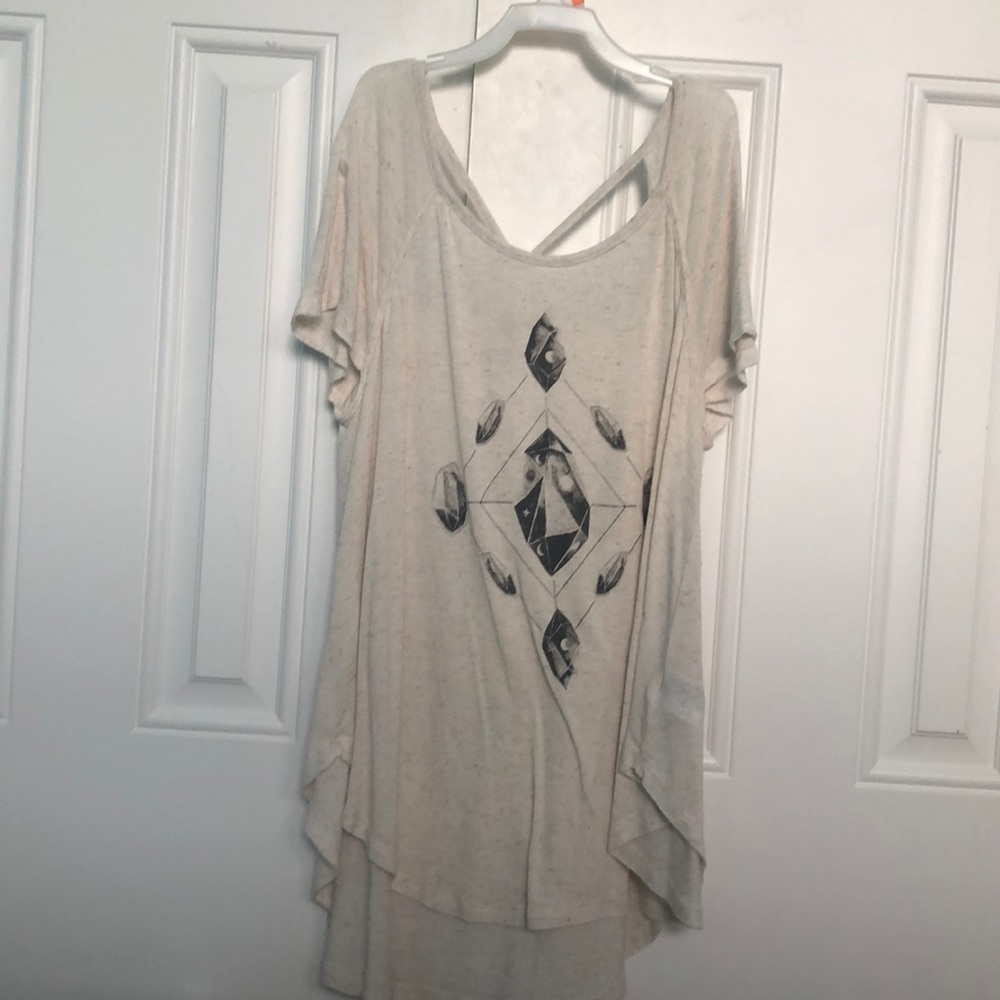 t-shirt with diamond drawing in middle